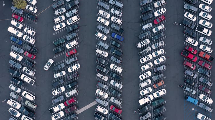 Parking lot IoT devices connected through a Private LTE Network enabling real-time inventory tracking and efficiency.